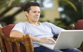 homme surfant sur internet
