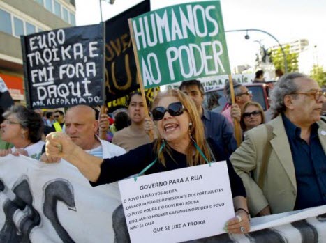 Les portugais dans la rue contra la Troika (Portugueses na rua contra a troika: "Fora daqui!")